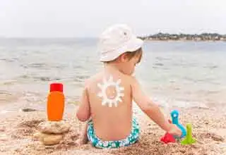 Dióxido de titanio y sílice y trietoxicaprilsilano