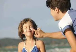 Dióxido de titanio y alúmina y trietoxicaprilsilano